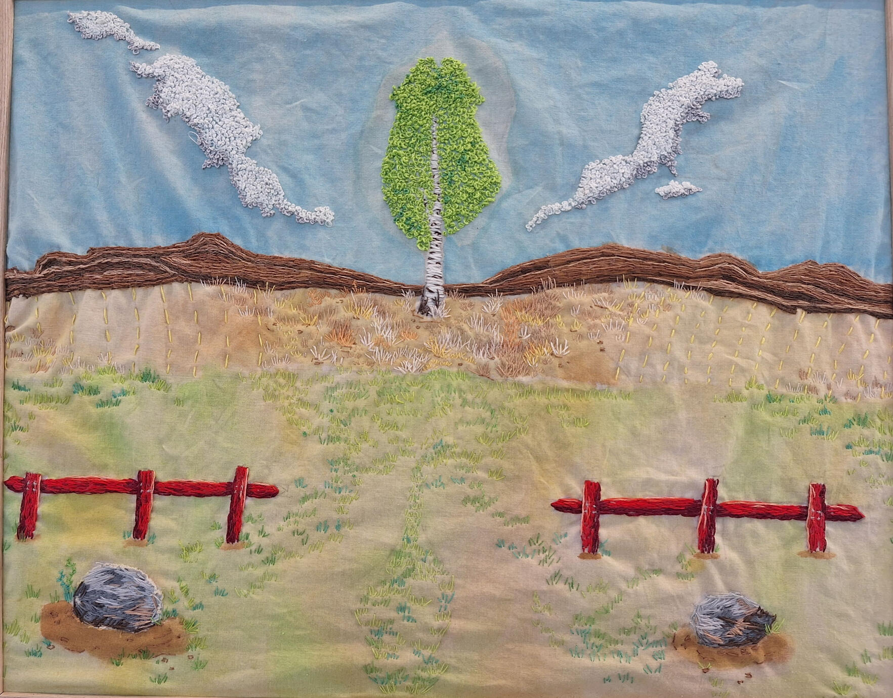 Thuis is de Vlakte, 2025, Borduursel en waterverf op katoen, 55 x 45 cm